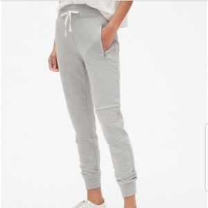 ALL ITEMS $5 with bundle of 2+ items Gap joggers with zippers and pockets size M